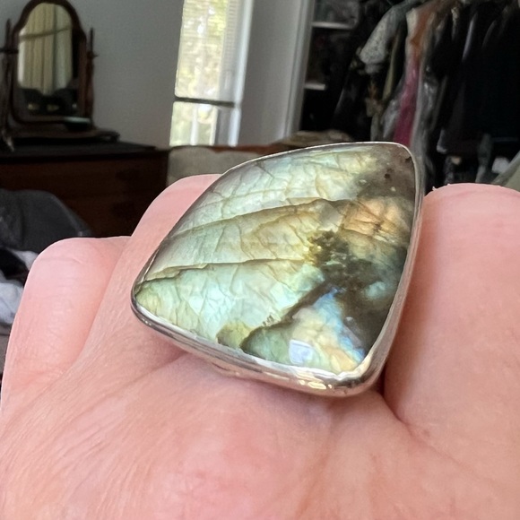 Gorgeous Labradorite Ring, Size 7 - Picture 5 of 15